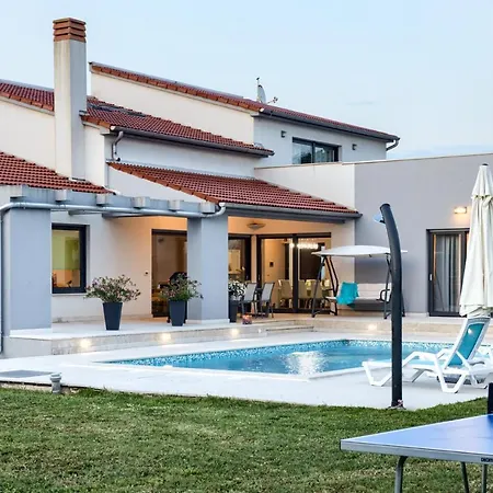 Beautiful Eva With Private Pool Near The Villa