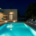 Beautiful Eva With Private Pool Near The Šišan