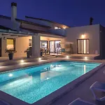 Beautiful Eva With Private Pool Near The