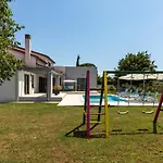 Beautiful Eva With Private Pool Near The Šišan