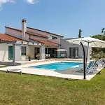 Beautiful Eva With Private Pool Near The Šišan