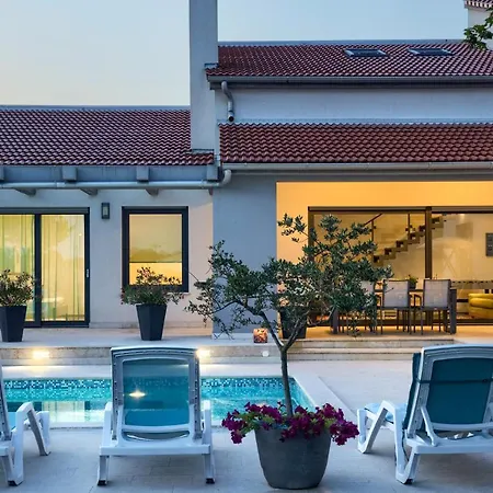 Beautiful Eva With Private Pool Near The