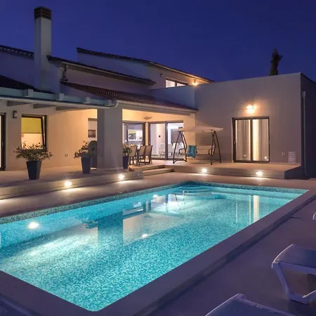 Beautiful Eva With Private Pool Near The