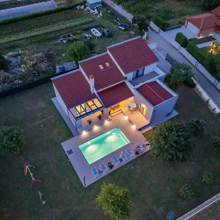 Beautiful Eva With Private Pool Near The