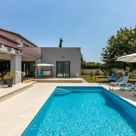 Beautiful Eva With Private Pool Near The * Šišan