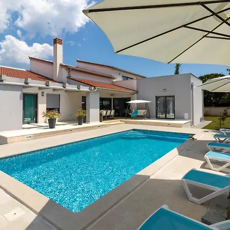Beautiful Eva With Private Pool Near The Villa