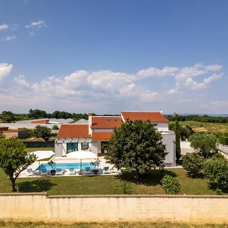 Beautiful Eva With Private Pool Near The Šišan