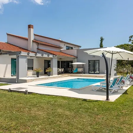 Beautiful Eva With Private Pool Near The Šišan