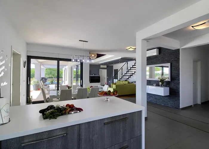 Beautiful Eva With Private Pool Near The Šišan