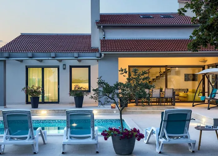 Beautiful Eva With Private Pool Near The