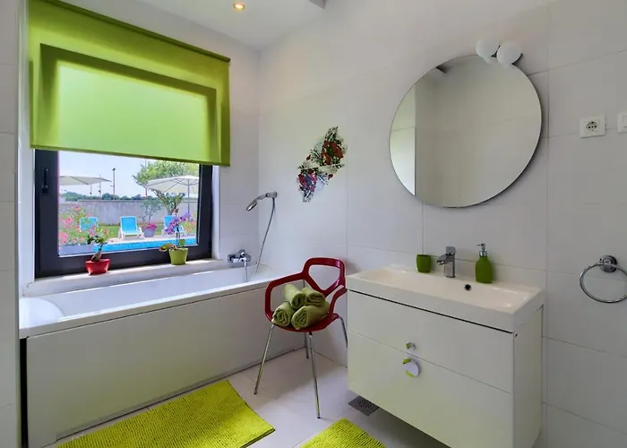 Beautiful Eva With Private Pool Near The Villa Šišan