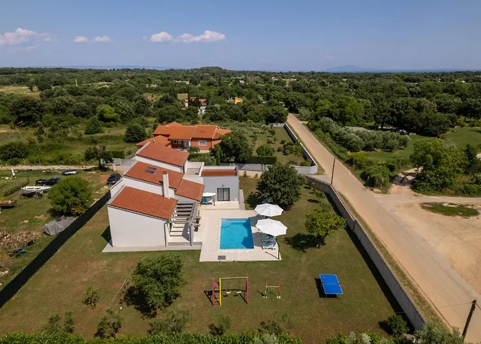 Beautiful Eva With Private Pool Near The Villa Šišan