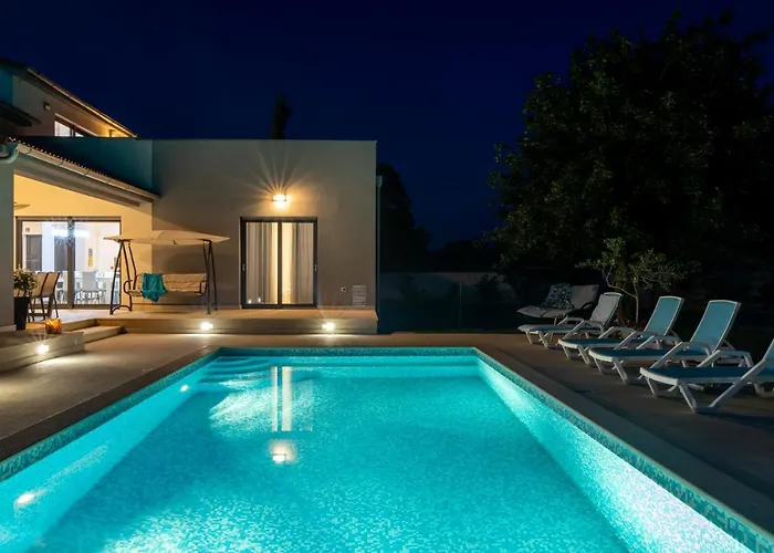 Beautiful Eva With Private Pool Near The Šišan