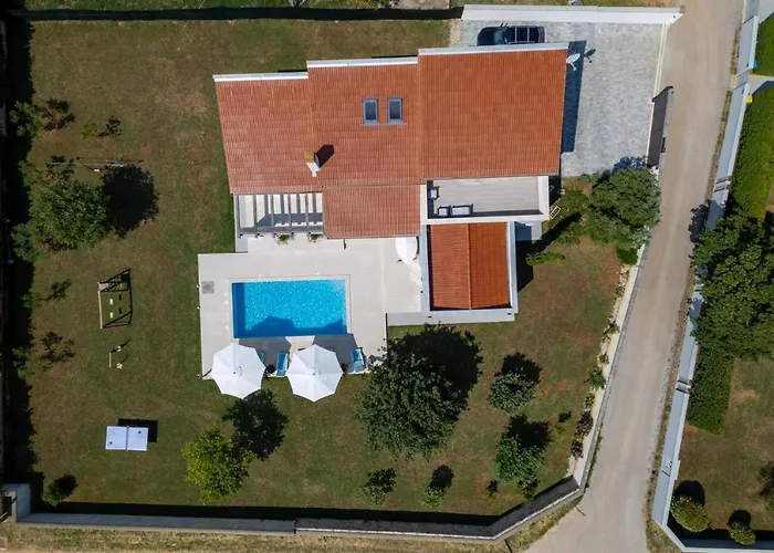 Beautiful Eva With Private Pool Near The