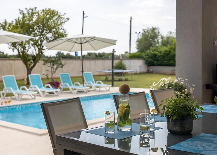 Beautiful Eva With Private Pool Near The Šišan