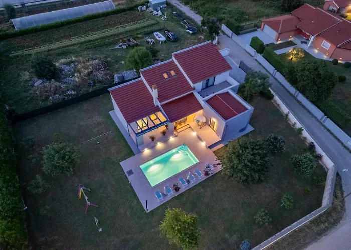 Beautiful Eva With Private Pool Near The