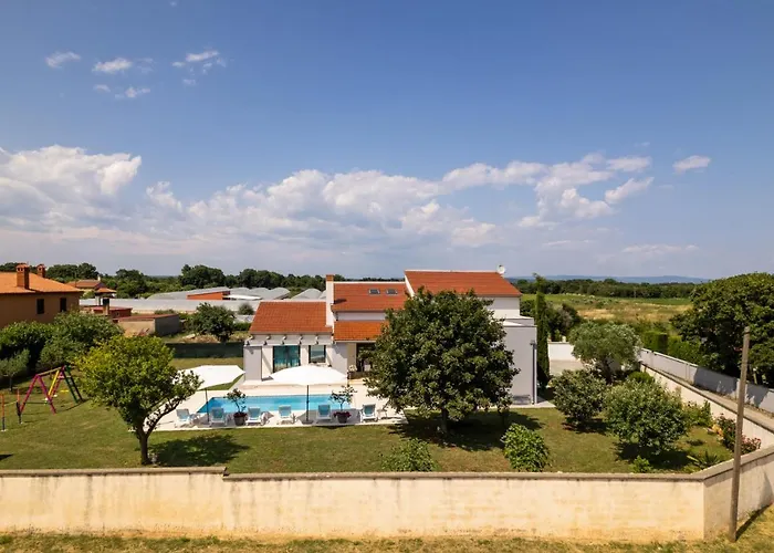 Beautiful Eva With Private Pool Near The Šišan