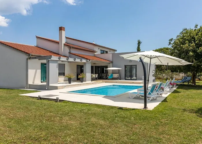 Beautiful Eva With Private Pool Near The Šišan